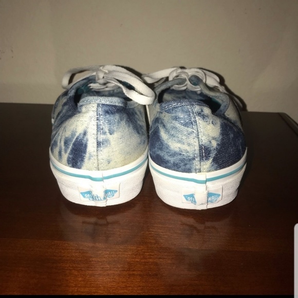 Van's - Picture 2 of 4